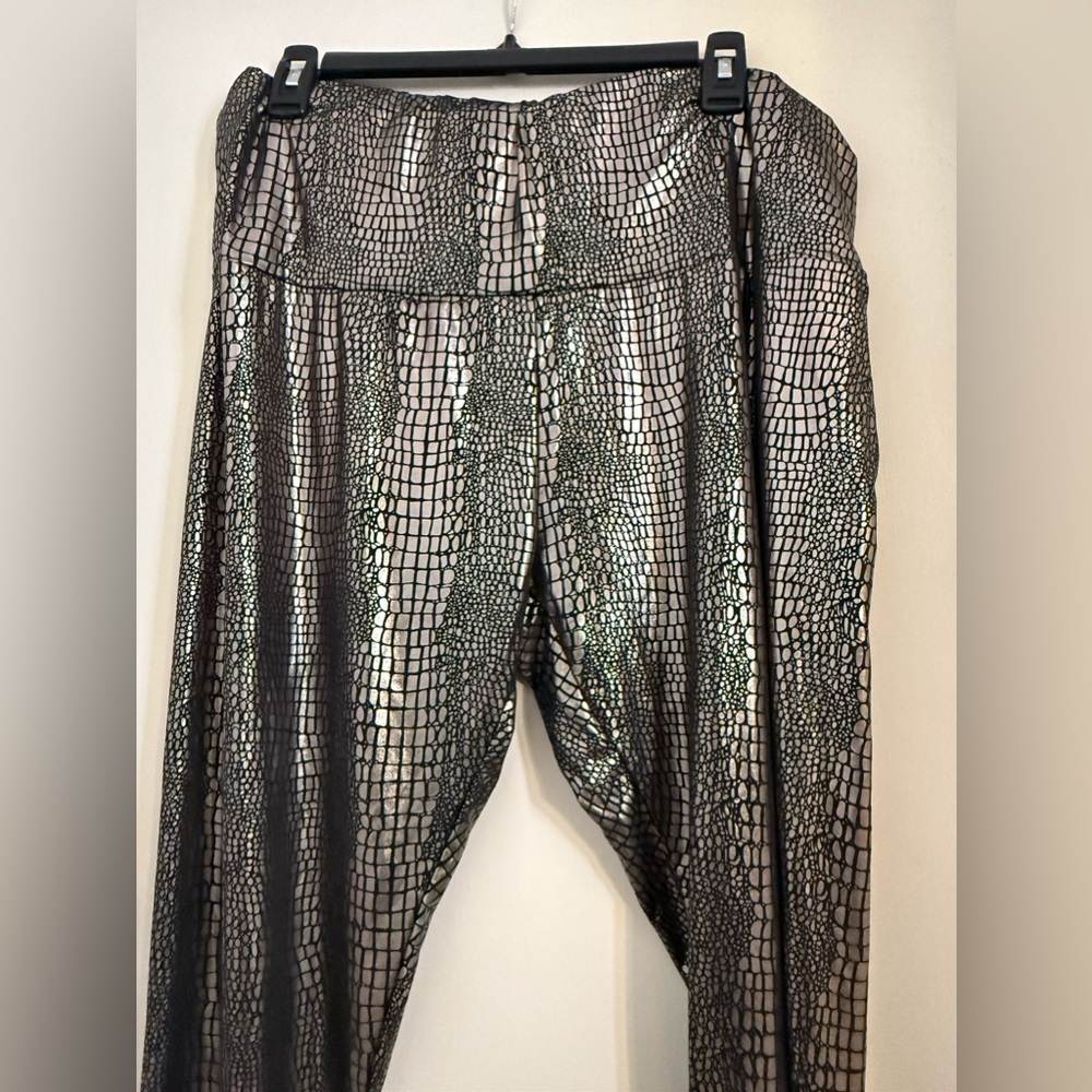 Plus Size Gold Wide Waistband Crocodile Leggings - Picture 4 of 4